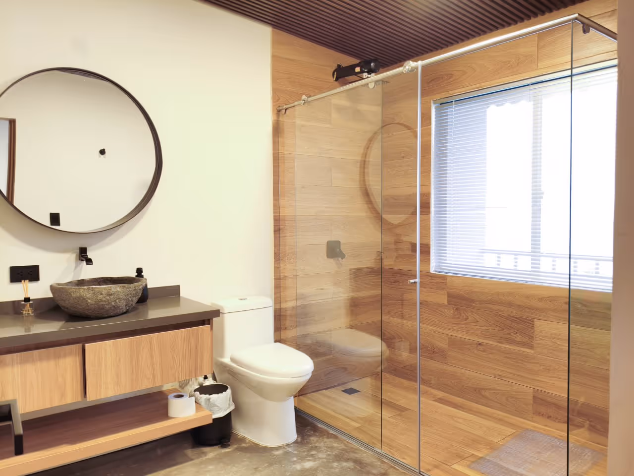 Baño moderno con agua caliente