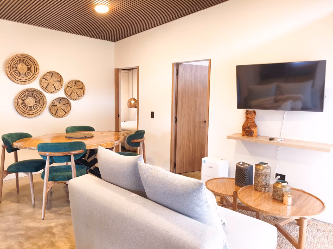 Sala de estar principal con vista al bosque