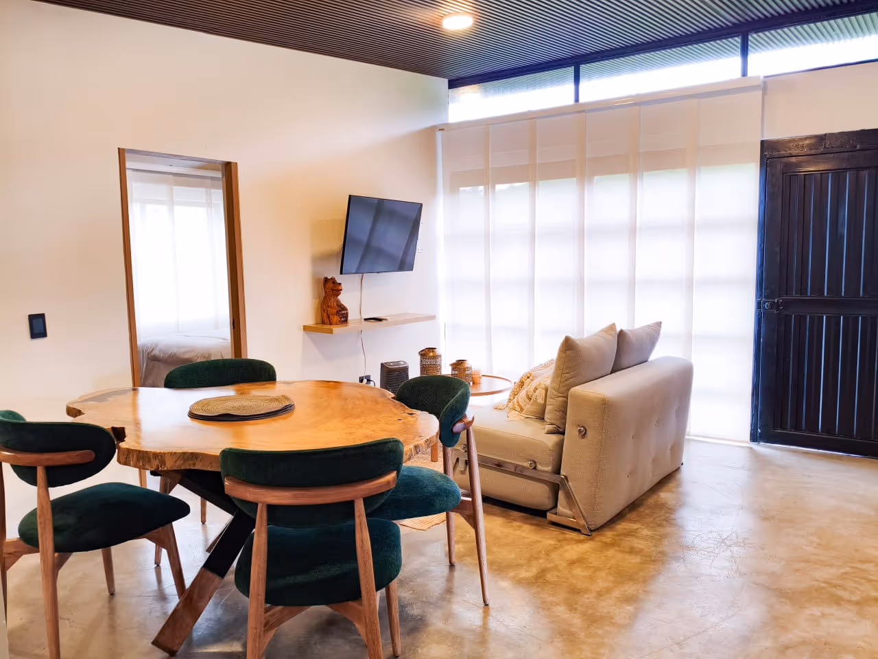 Sala acogedora con decoración natural